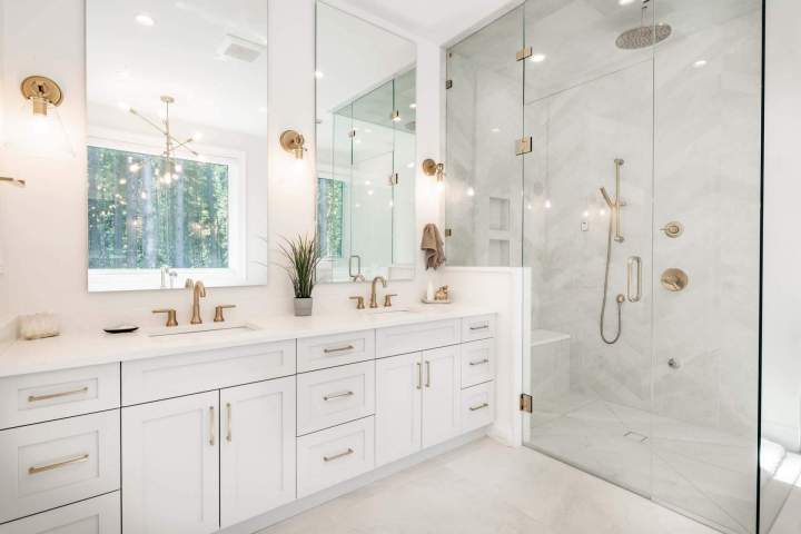Custom glass shower installation Laval