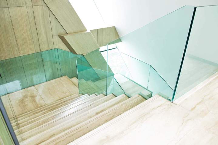 Custom glass railings Laval